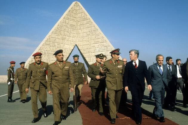Bundeskanzler Helmut Schmidt (2.v.re., Deutschland SPD) vor dem Sadat-Monument anlässlich eines Besuchs in Nasser City Ägypten
