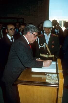 Bundeskanzler Helmut Schmidt (Deutschland SPD) trägt sich in das Goldene Buch der Stadt Ankara ein anlässlich eines Besuchs in der Türkei