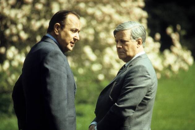 Bundeskanzler Helmut Schmidt (re., Deutschland SPD) im Gespräch mit Außenminister Hans-Dietrich Genscher (li., Deutschland FDP) in Bonn