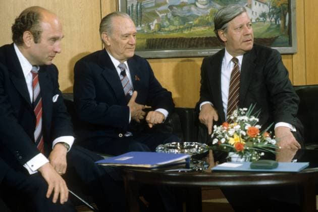 Bundeskanzler Helmut Schmidt (re., Deutschland SPD) neben Wirtschaftsminister Otto Graf Lambsdorff (li., Deutschland) und Schriftsteller Nikolai Alexandrowitsch Tichonow (Mitte) anlässlich eines Treffens in Bonn