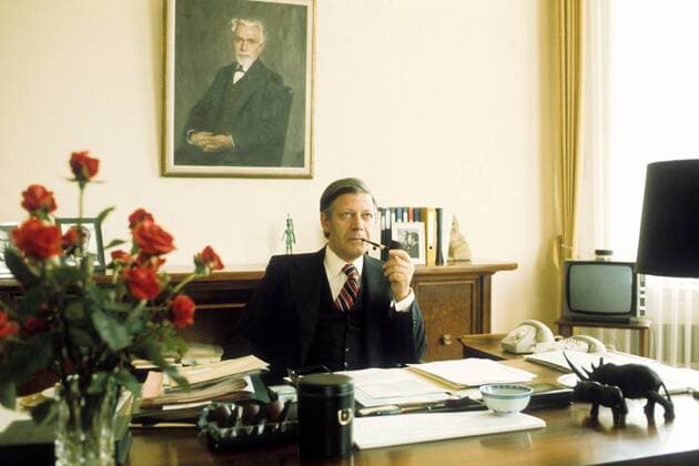 Bundeskanzler Helmut Schmidt (Deutschland SPD) sitzt Pfeife rauchend am Schreibtisch in seinem Büro in Bonn