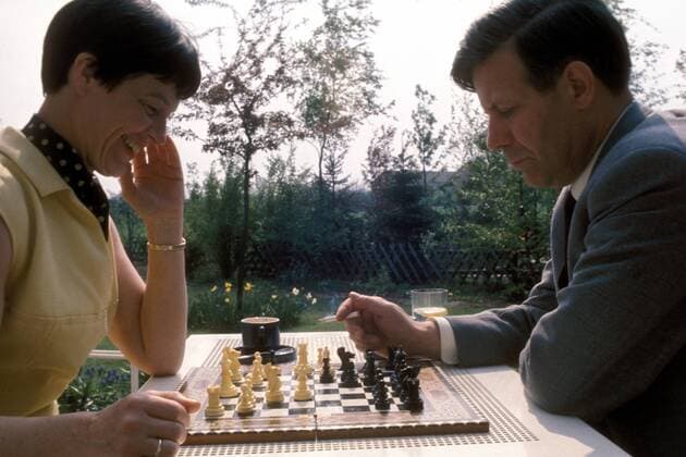 Bundeskanzler Helmut Schmidt (Deutschland SPD) spielt Schach mit seiner Frau Hannelore Loki Schmidt