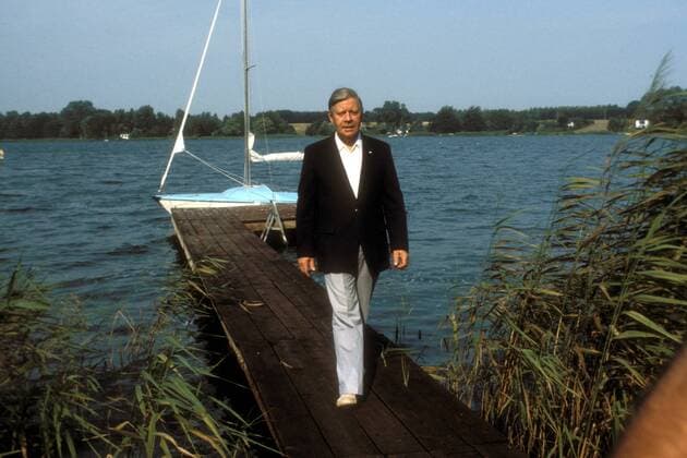 Bundeskanzler Helmut Schmidt (Deutschland SPD) auf einem Steg in Langwedel am Brahmsee