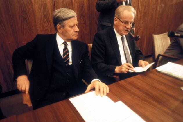 Bundeskanzler Helmut Schmidt (li., Deutschland SPD) neben Herbert Wehner (re., Deutschland SPD-Fraktionsvorsitzender) anlässlich einer Fraktionssitzung der SPD in Bonn
