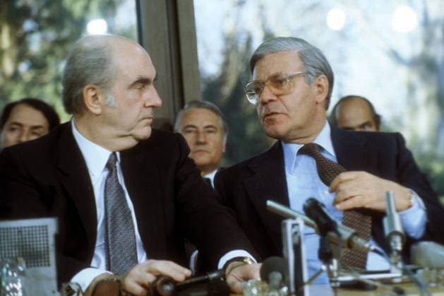 Bundeskanzler Helmut Schmidt (Deutschland SPD) neben Premierminister Andreas Papandreou (li., Griechenland) anlässlich eines Treffens in Bonn