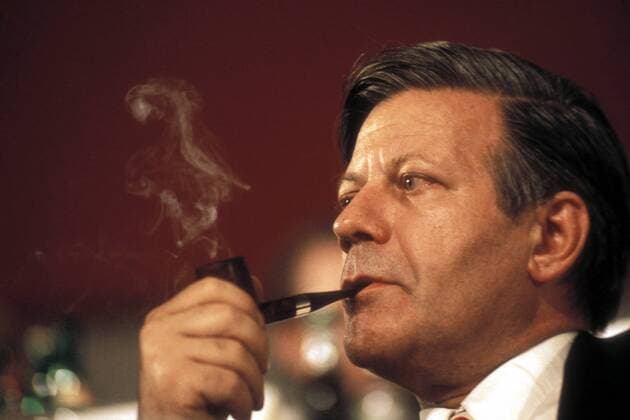 Bundeskanzler Helmut Schmidt (Deutschland SPD) mit Pfeife