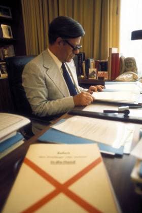 Finanzminister Helmut Schmidt (Deutschland SPD) am Schreibtisch