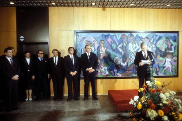 Bundeskanzler Helmut Schmidt (re., Deutschland SPD) hält seine Abschiedsrede anlässlich der Amtsübergabe an seinen designierten Nachfolger Helmut Kohl (2.v.re., Deutschland CDU) im Bundeskanzleramt in Bonn