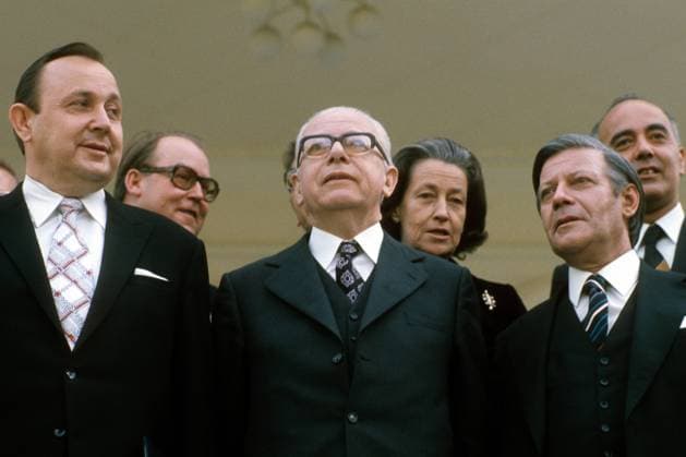 Bundespräsident Gustav Heinemann (Deutschland SPD) zwischen Bundeskanzler Helmut Schmidt (re., Deutschland SPD) und Außenminister Hans-Dietrich Genscher (li., Deutschland FDP)
