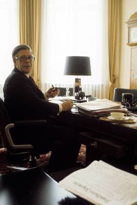 Bundeskanzler Helmut Schmidt (Deutschland SPD) in seinem Büro