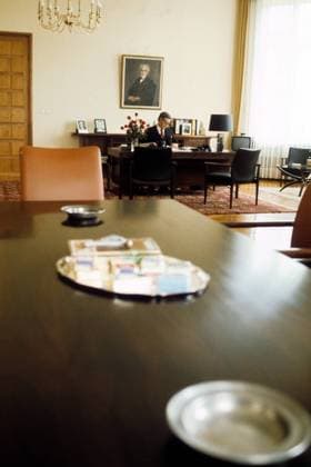 Bundeskanzler Helmut Schmidt (Deutschland SPD) in seinem Büro