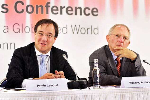 Wolfgang Schäuble (Deutschland CDU Innenminister) und Armin Laschet (li., Deutschland CDU Integrationsminister NRW) während der 13. Internationalen Metropolis Konferenz in Bonn
