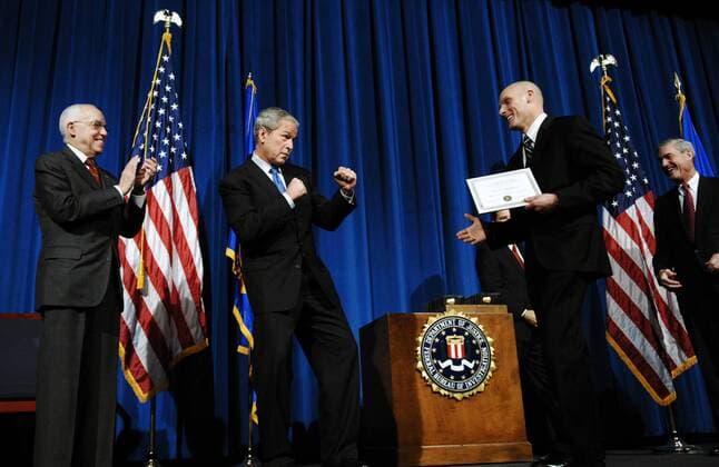 Präsident George W. Bush (Mitte, USA), Robert Mueller (re., USA Direktor FBI), Attorney General Michael Mukasey (li.) und T.A. Staderman (Gewinner Physical Training Award) anlässlich der - FBI Academy Graduation - in Quantico -  WAP20081030701