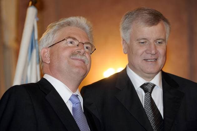 Horst Seehofer (re., Deutschland CSU Ministerpräsident Bayern) und Martin Zeil (Deutschland FDP Wirtschaftsminister Bayern) anlässlich der Vorstellung des neuen bayerischen Kabinetts in München
