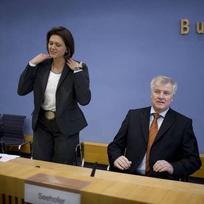 Ilse Aigner (Deutschland CSU Landwirtschaftsministerin) und Horst Seehofer (Deutschland CSU Ministerpräsident Bayern) in der Bundespressekonferenz in Berlin