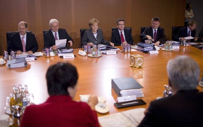 Kabinettssitzung - v.l.n.r.: Arbeitsminister Olaf Scholz (SPD), Außenminister Frank-Walter Steinmeier (SPD), Bundeskanzlerin Angela Merkel (CDU), Kanzleramtsminister Thomas de Maiziere (CDU), Staatsminister im Kanzleramt Hermann Gröhe (CDU) und Regierungssprecher Ulrich Wilhelm (CDU) (alle Deutschland) anlässlich der 128. Sitzung des Bundeskabinetts in Berlin