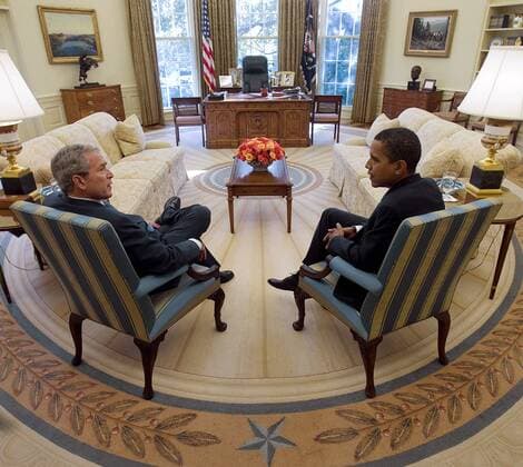 Präsident George W. Bush (li., USA) im Gespräch mit Barack Obama (re., USA Demokraten) anlässlich eines Treffens im Oval Office im Weißen Haus in Washington DC -  (wax2008111001)