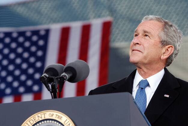 Präsident George W. Bush (USA) während einer Gedenkfeier auf der USS Intrepid anlässlich des Veterans Day in New York -  (nyp20081111115)