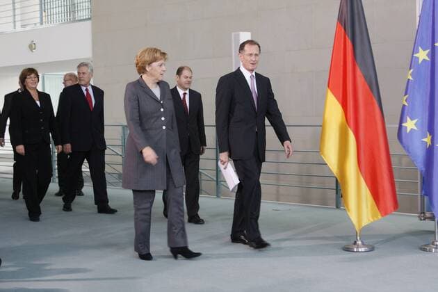 V.l.n.r.: Gesundheitsministerin Ulla Schmidt (Deutschland SPD), Wirtschaftsminister Michael Glos (Deutschland CSU), Bundeskanzlerin Angela Merkel (Deutschland CDU), Arbeitsminister Olaf Scholz (Deutschland SPD) und Bert Rürup (Vorsitzender Sachverständigenrat) während der Übergabe des Gutachtens des Sachverständigenrats zur Beurteilung der gesamtwirtschaftlichen Lage in Berlin