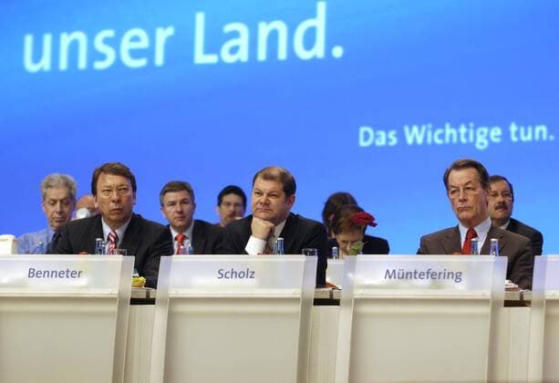 Klaus Uwe Benneter (li., Deutschland neuer SPD-Generalsekretär) mit Arbeitsminister Olaf Scholz (Mitte, Deutschland scheidender SPD-Generalsekretär) und Franz Müntefering (re., Deutschland neuer SPD-Vorsitzender) auf dem Bundesparteitag der SPD in Berlin