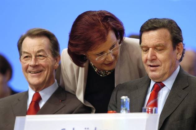 Entwicklungsministerin Heidemarie Wieczorek-Zeul (Deutschland SPD) zwischen Bundeskanzler Gerhard Schröder (re., Deutschland SPD) und Franz Müntefering (li., Deutschland neuer SPD-Vorsitzender) auf dem Bundesparteitag der SPD in Berlin