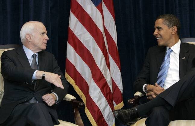 Ex-Präsidentschaftskandidaten John McCain (li., USA Republikaner Senator Arizona) und Barack Obama (USA Demokraten) während eines Treffens in Chicago -  - WAX20081118106