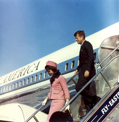 IMAGO History, Ermordung von US-Präsident John F. Kennedy in Dallas, 1963 Kurz vor dem Attentat - Präsident John F. Kennedy (USA) und Ehefrau Jacqueline verlassen die Air Force One nach der Ankunft in Dallas -  (WAX20081121726)