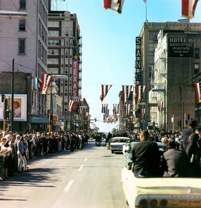IMAGO History, Ermordung von US-Präsident John F. Kennedy in Dallas, 1963 Einige Minuten vor dem Attentat - Die Autokolonne mit Präsident John F. Kennedy (USA) auf der Griffin Street in Dallas -  (WAX20081121727)