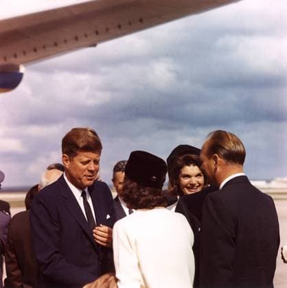 IMAGO History, Ermordung von US-Präsident John F. Kennedy in Dallas, 1963 Kurz vor dem Attentat - Präsident John F. Kennedy (li., USA) und Ehefrau Jacqueline (re.) nach der Ankunft auf dem Love Field in Dallas -  (WAX20081121725)