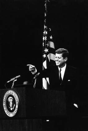 IMAGO History, Ermordung von US-Präsident John F. Kennedy in Dallas, 1963 Präsident John F. Kennedy (USA) während einer Pressekonferenz im Außenministerium der Vereinigten Staaten in Washington D.C. -  (WAX20081121719)