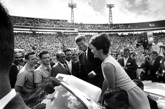 Präsident John F. Kennedy (Mitte, USA) mit Ehefrau Jacqueline anlässlich einer Rede vor Mitgliedern der Brigade 2506 im Orange Bowl Stadium in Miami -  (WAX20081121720)