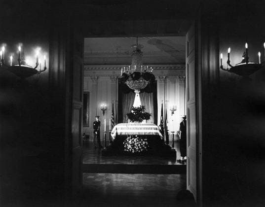 IMAGO History, Ermordung von US-Präsident John F. Kennedy in Dallas, 1963 Sarg mit dem ermordeten Präsidenten John F. Kennedy (USA) im East Room des Weißen Hauses in Washington D.C. -  (WAX20081121729)