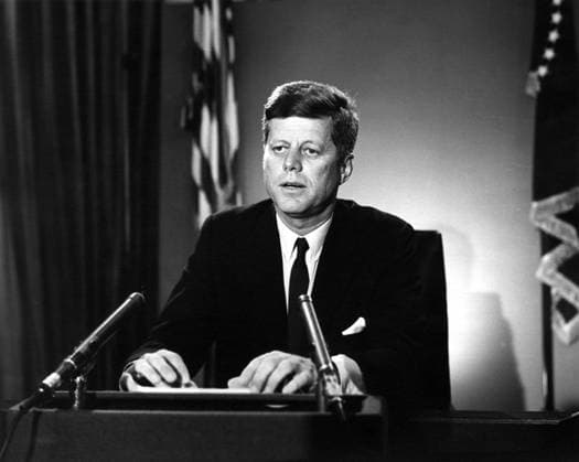 IMAGO History, Ermordung von US-Präsident John F. Kennedy in Dallas, 1963 Präsident John F. Kennedy (USA) während einer Fernseh- und Radioansprache zum Kernwaffenteststopp-Vertrag im Oval Office des Weißen Hauses in Washington D.C. -  (WAX20081121721)