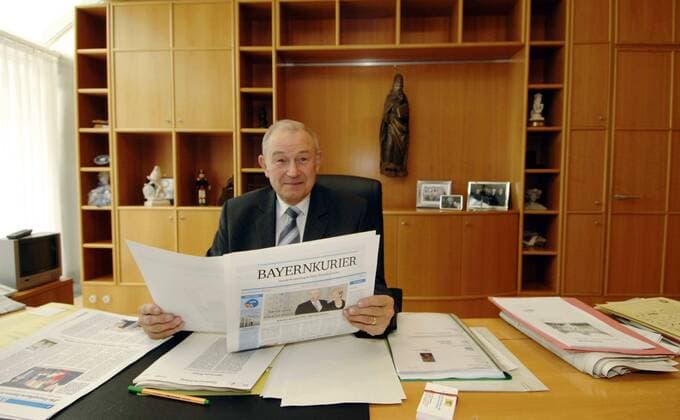 Günther Beckstein (Deutschland CSU Ministerpräsident Bayern) den Bayernkurier lesend in der Staatskanzlei in München