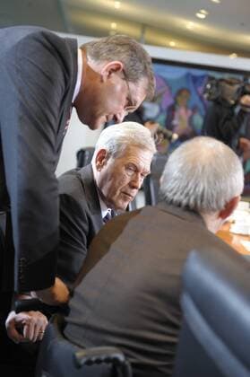 Verteidigungsminister Franz Josef Jung (li., Deutschland CDU), Innenminister Wolfgang Schäuble (vorn, Deutschland CDU) und Wirtschaftsminister Michael Glos (Deutschland CSU) anlässlich einer Kabinettssitzung in Berlin