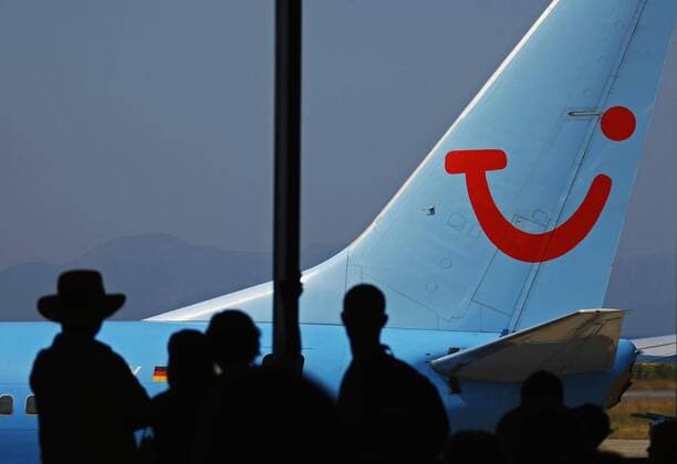 Passagierflugzeug der TUI Airline auf dem Flughafen der Ferieninsel Rhodos