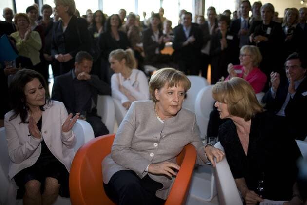 Bundeskanzlerin Angela Merkel (2.v.re., Deutschland CDU) und Schauspielerin Senta Berger (re.) mit Schauspielerin Iris Berben - Erster Kultursalon der CDU CSU Fraktion im Deutschen Bundestag in Berlin