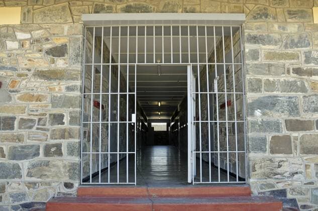 IMAGO History, Ende der Apartheid in Südafrika: 1990-1994 Eingang zu einem Zellentrakt auf der ehemaligen Gefängnisinsel - Robben Island - bei Kapstadt (iblwga00979855)