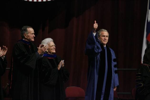 Pr?sident George W. Bush (USA) neben seiner Mutter Barbara Bush und seinem Vater George W. Bush sen. (li., USA) nach einer Abschlussrede vor Absolventen der Texas A&M University in College Station anl?sslich seiner Auszeichnung mit einem Ehrentitel - EDITORIAL USE ONLY (Icon9521424121222008)
