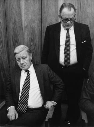Bundeskanzler Helmut Schmidt (li., Deutschland SPD) und Hans-Jürgen Wischnewski (Deutschland SPD Staatsminister im Bundeskanzleramt) während der Bekanntgabe des Rücktritts Schmidts in Bonn