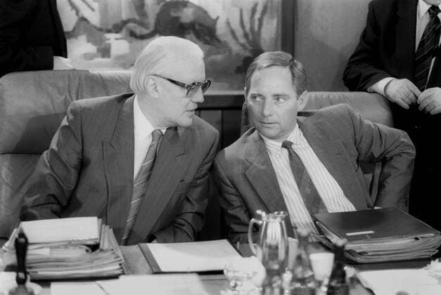 Finanzminister Gerhard Stoltenberg (li., Deutschland CDU) und Kanzleramtsminister Wolfgang Schäuble (Deutschland CDU) in Bonn
