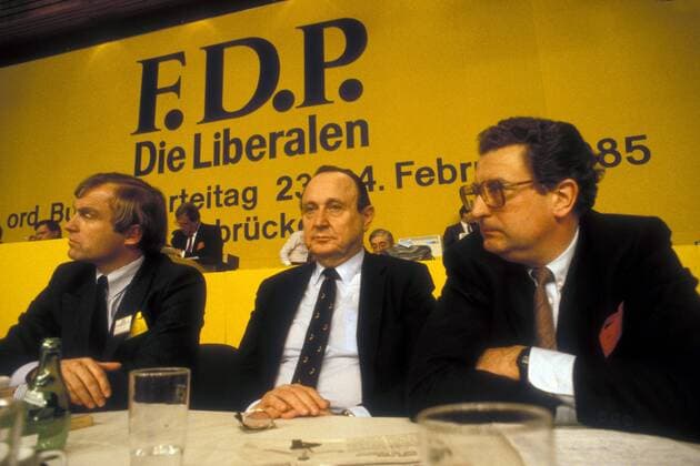 V.l.n.r.: Helmut Haussmann (Deutschland FDP-Generalsekretär), Hans-Dietrich Genscher (Deutschland FDP-Bundesvorsitzender) und Gerhart Baum (Deutschland FDP Stellvertretender Bundesvorsitzender) während des Bundesparteitags der Liberalen in Saarbrücken
