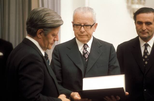 Bundeskanzler Helmut Schmidt (li., Deutschland SPD) erhält die Ernennungsurkunde aus den Händen von Bundespräsident Gustav Heinemann (Deutschland SPD) in Bonn