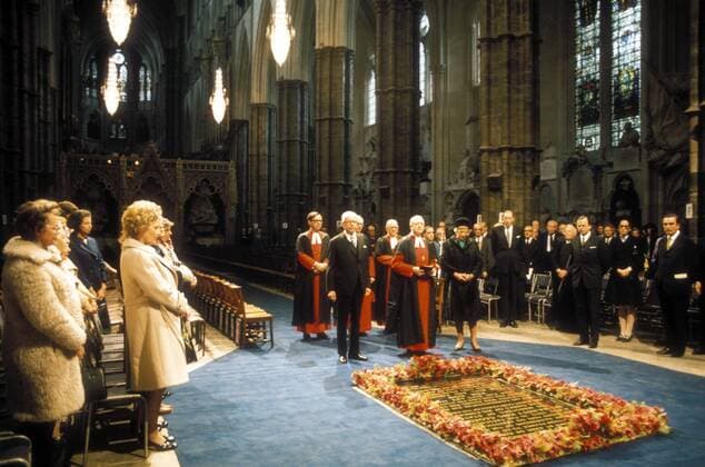 Bundespräsident Gustav Heinemann (Mitte li., Deutschland SPD) während einer Kranzniederlegung in Westminster Abbey in London