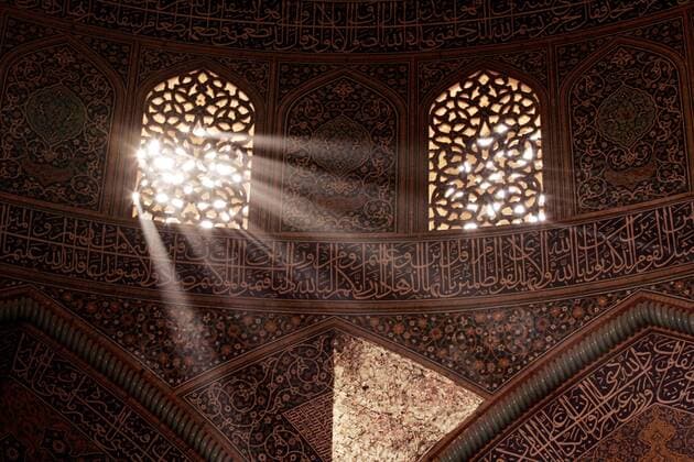 Sonnenstrahlen dringen durch ein Fenster der Scheich Lotfollah Moschee in Isfahan - Iran -  (IRN20090105106)