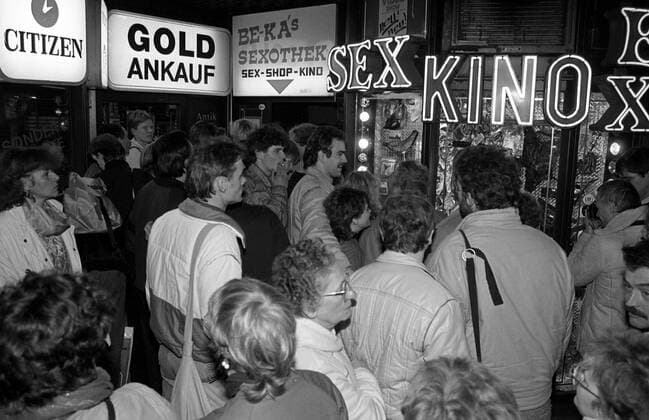 DDR-Bürger belagern ein Sex-Kino im Westen der Stadt - Mauerfall in Berlin