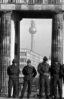 Volksarmisten auf der Berliner Mauer am Brandenburger Tor - Mauerfall in Berlin