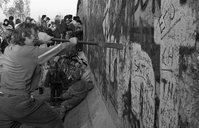 Mauerspechte am Werk - Mauerfall in Berlin