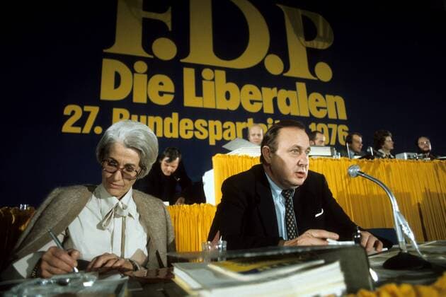 Hildegard Hamm-Brücher (Deutschland FDP) und Außenminister Hans Dietrich Genscher (Deutschland FDP)