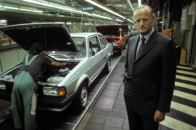 Carl Horst Hahn (Vorstandsvorsitzender Volkswagenwerk AG) neben einem Golf GTD Diesel